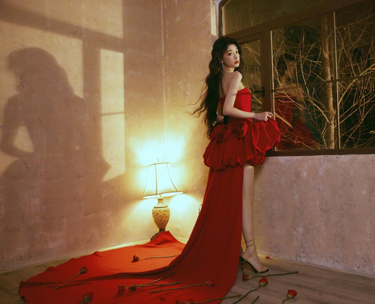 红裙配大美女，红裙玫瑰太绝了！🌹孙怡玫瑰红装美女