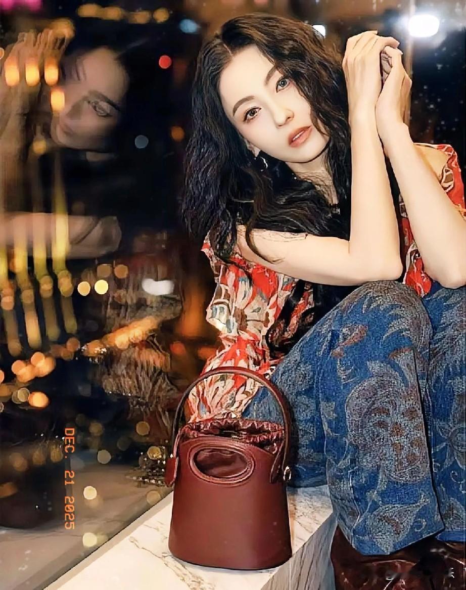 提前备好身后事，张柏芝的“清醒”太戳泪在热门综艺《一路繁花2》里，张柏芝平静