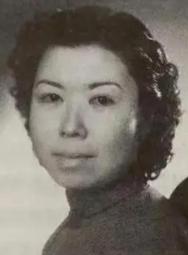 1936年，杭州，高家小姐出嫁了。她的嫁妆足足有36个条箱，婚宴上用了96000