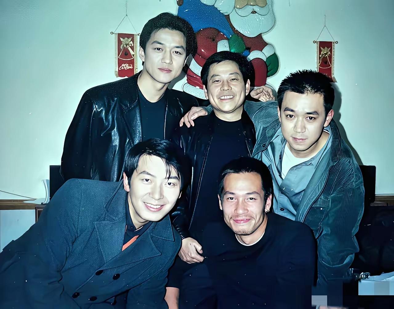 这照片大概是二十年前拍摄的吧，最帅的是谁？超级帅哥照帅一辈子的男星明星