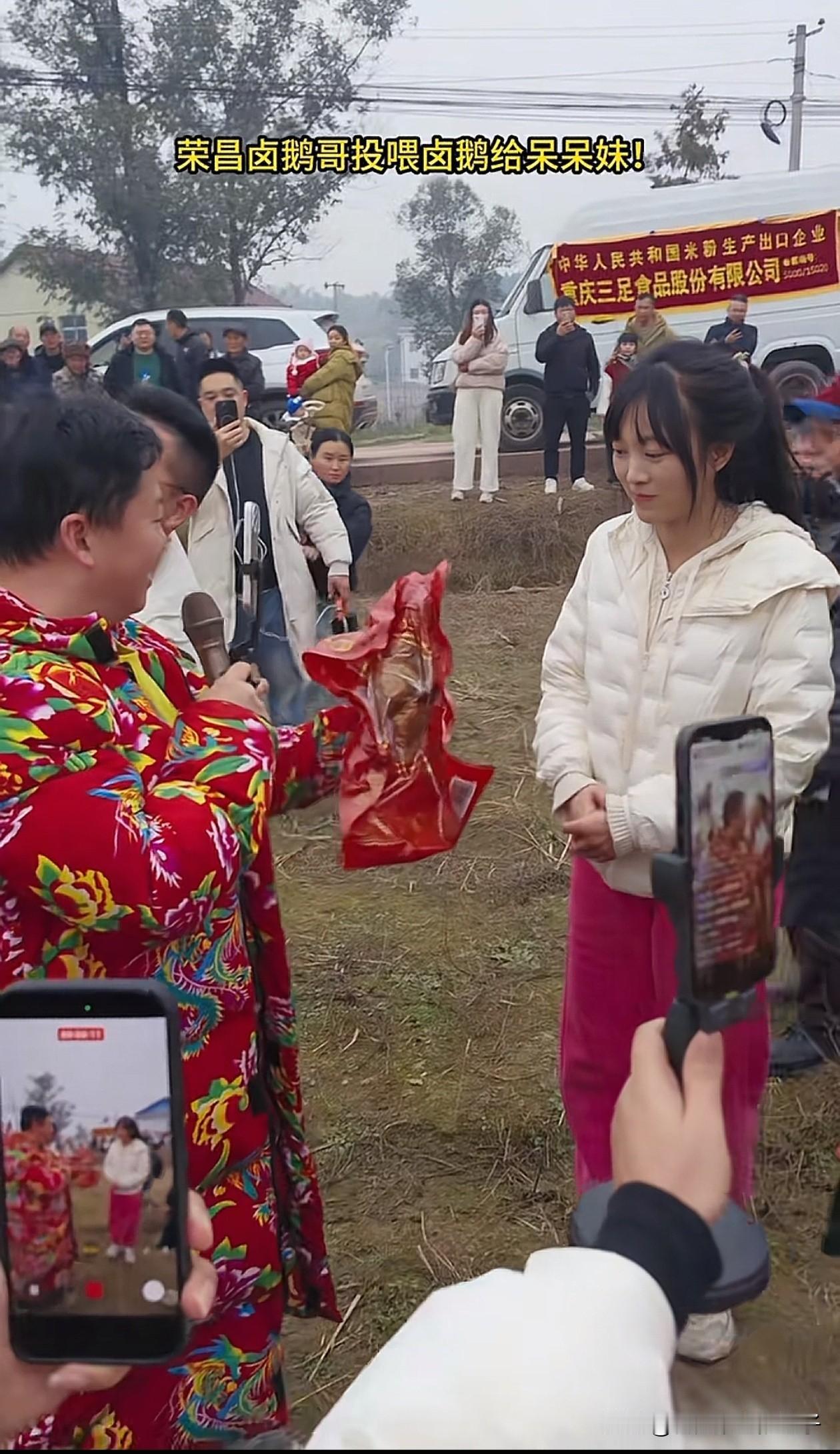 真的误会荣昌卤鹅哥了！以为他来呆呆家杀猪宴是蹭流量，结果真的被打脸了。他来到