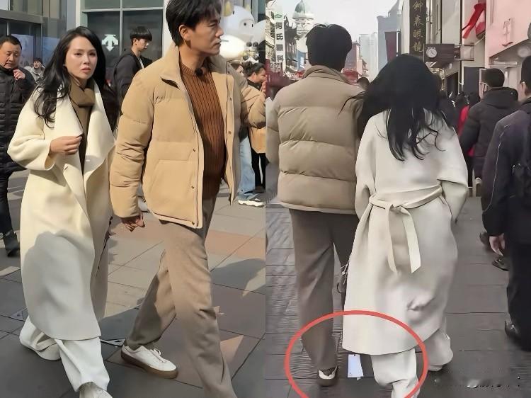 秦昊伊能静在沈阳被偶遇了，但重点是她的衣标……照片里两人牵着手，气氛挺甜的，可