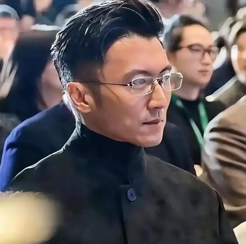 哈尔滨这场局，真是把“看人下菜碟”演活了。谢霆锋坐主桌第一排，旁边是何超琼。