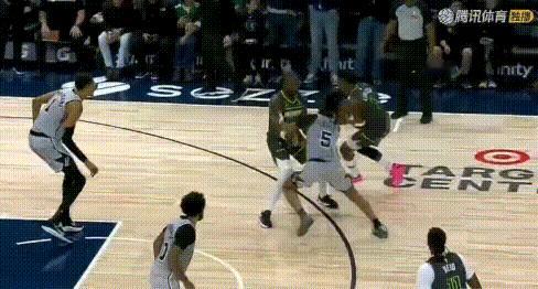 地球人赢啦——华子16秒单挑文班致胜，跳舞吧！图1：这球太帅了，通过连续运球摆
