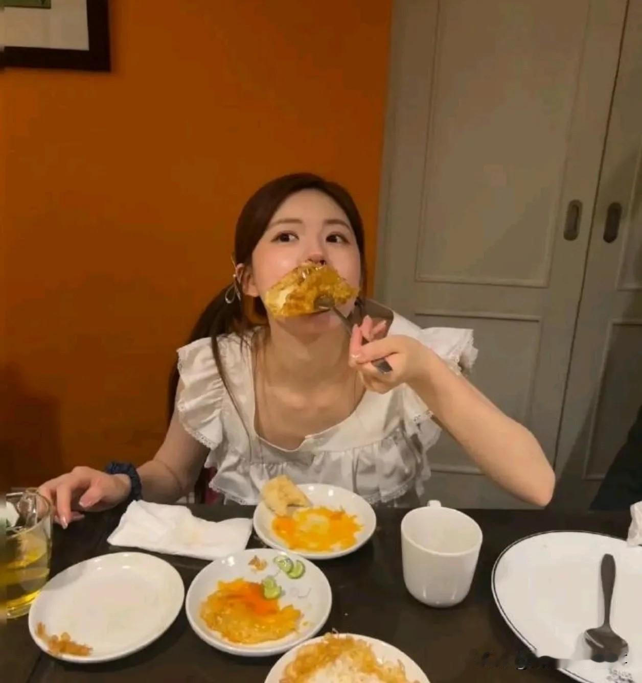 不怪那么多人想娶她，吃个饭也那么可爱！