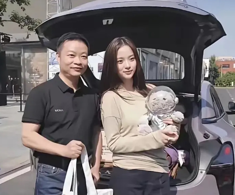 这张照片不知是哪个老六摄影师拍的，你让何小鹏老婆见了作何感想？这分明就是一家三口