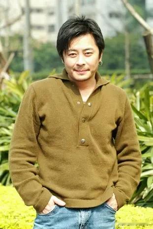 王杰说，张国荣他本身可以说是我在香港出道，这么多艺人当中对我最好的一个。我讲的是