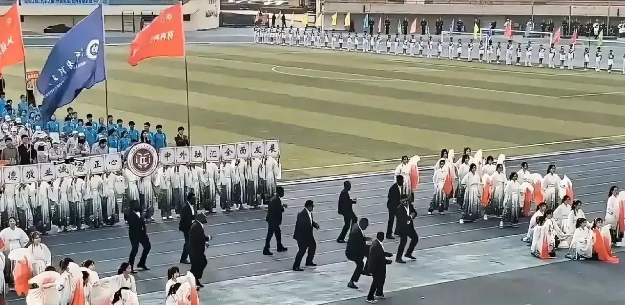 河南某大学的一场活动中，多名黑人在全体师生面前大跳黑人舞，很奇葩的是，让一群女人