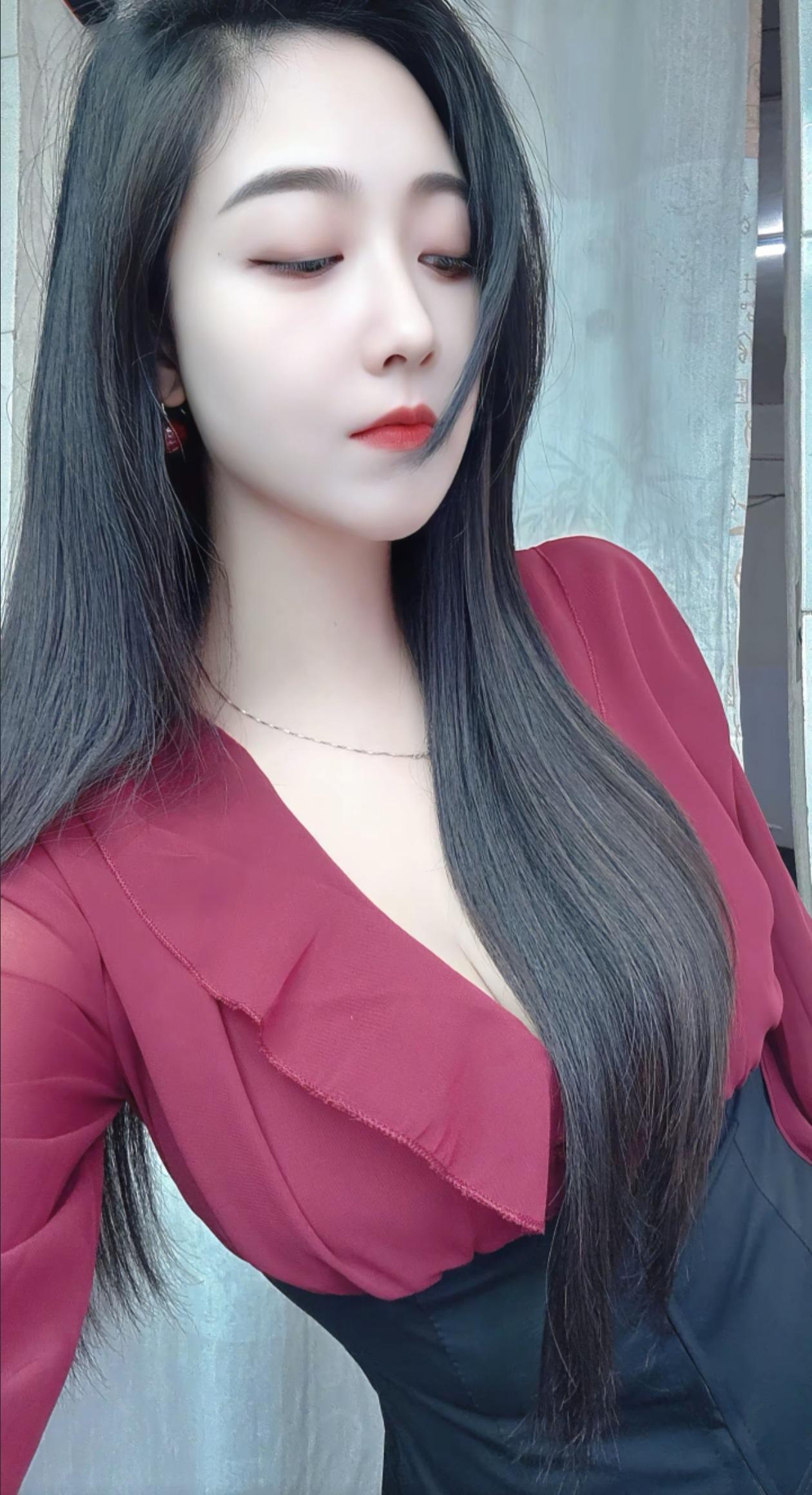 慵懒的姿态确不失气质