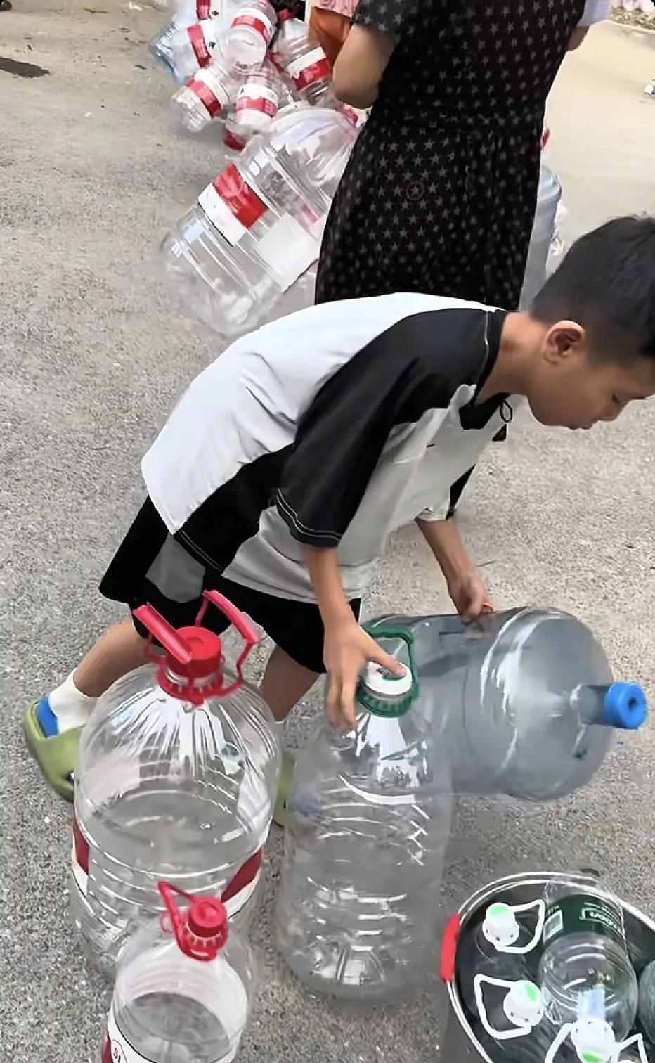 最近杭州流传这么一段话：余杭男人下班洗了个澡成了落坨翔子，女人洗了个澡成了翔淋嫂