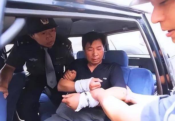 2001年6月12日晚9时许，郑州市中原公安分局建设路派出所的三名民警，按照部署