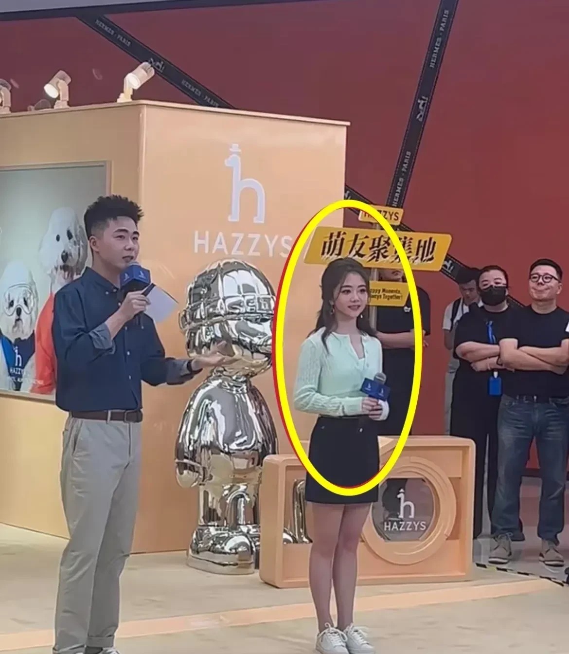 真是让人意想不到啊，女神现实中居然是个小短腿，不得不说，隐藏得这么深啊。