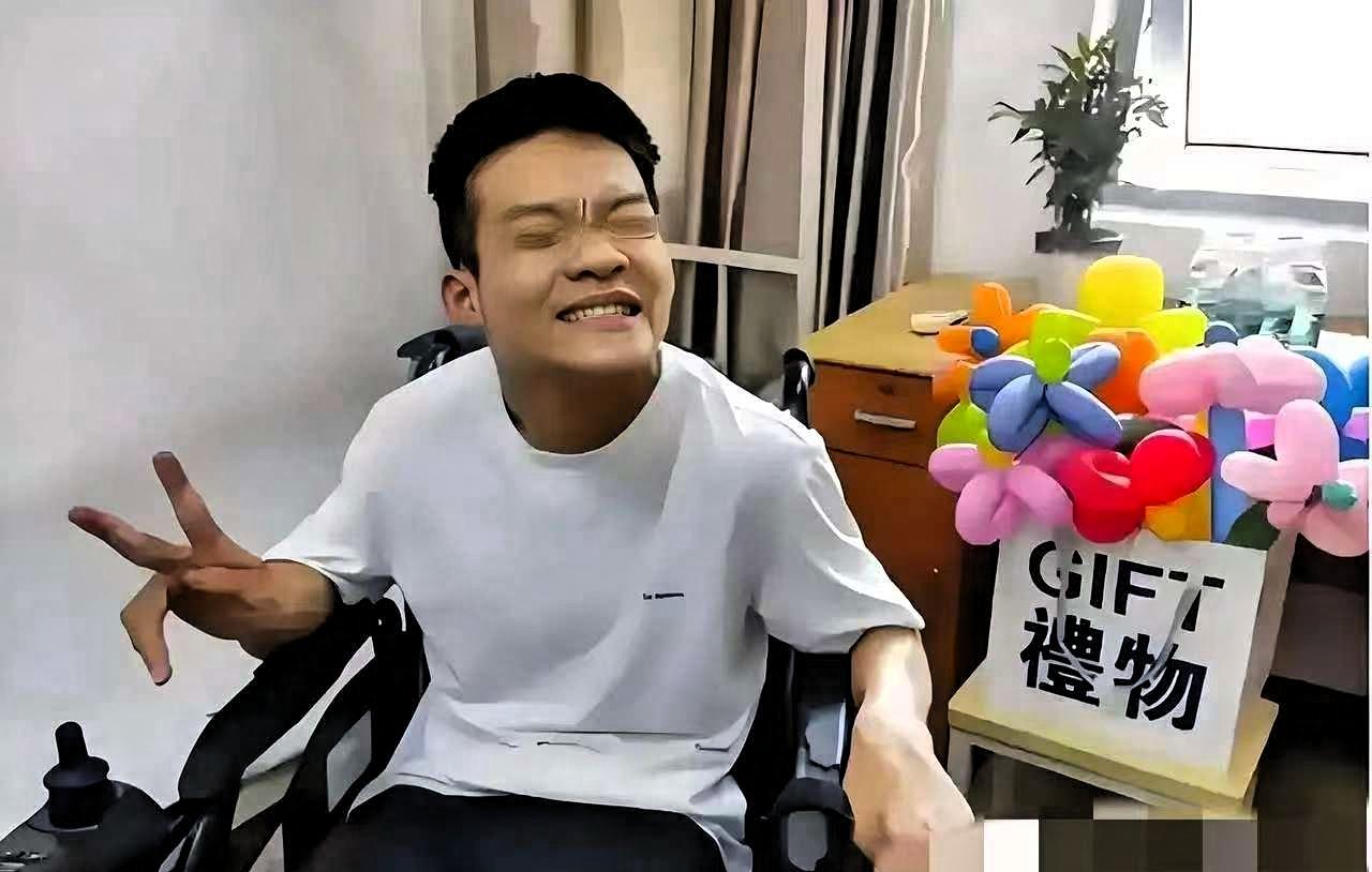云南一老人为了抱孙子，给脑瘫儿子娶媳妇，谁料，生下两个娃后，他却哭着说：“我真后