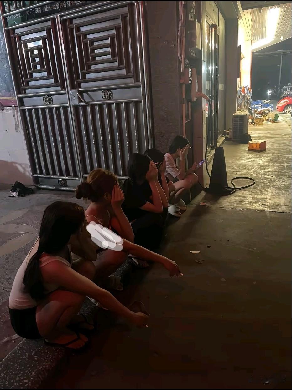一人一根利群[笑着哭]