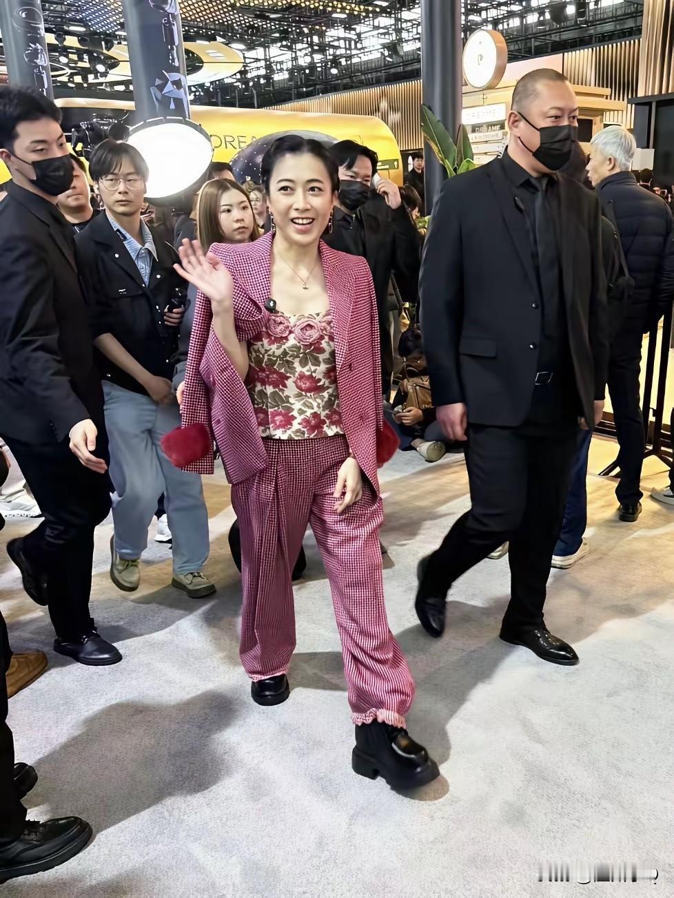 原来富婆甘比和女微商一样，都喜欢把外套披在身上。不过微商女性比她自信多了，甘比气