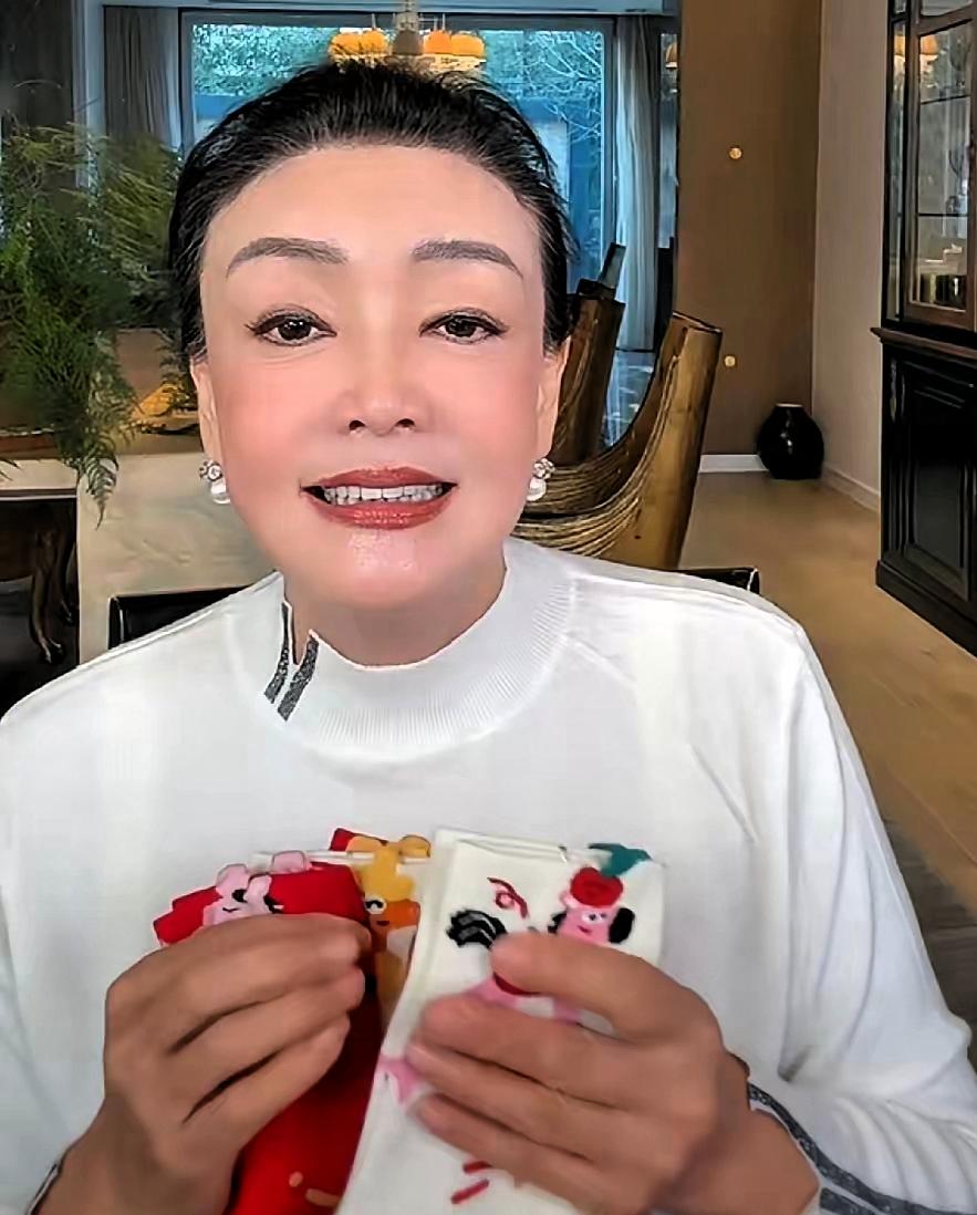 兰姐冬日计划：带娃滑冰与国贸直播的双重奏今天下午兰姐直播了，她说这个寒假要带霖