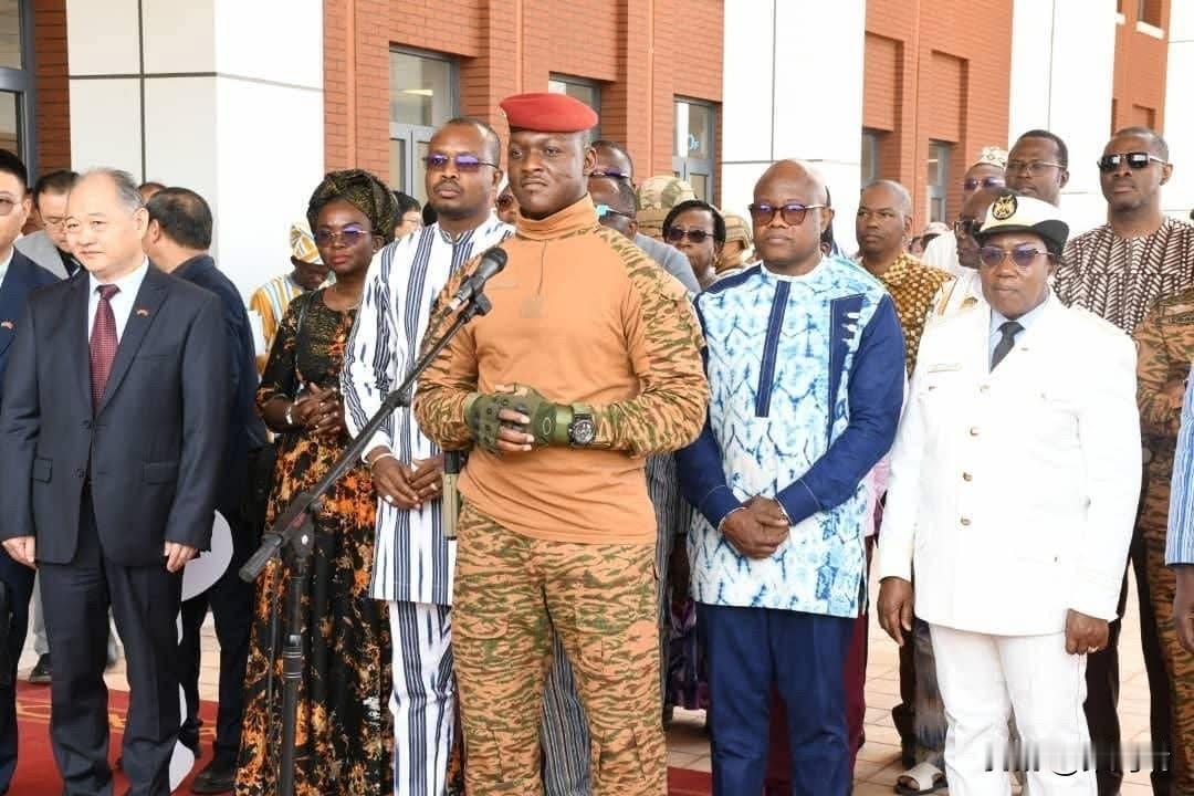 布基纳法索过渡总统易卜拉欣·特拉奥雷（CaptainIbrahimTraor