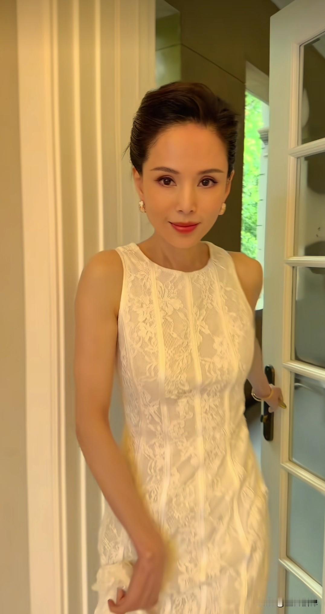 60岁的李若彤，这状态真是让人惊艳。我一个四十多岁的老男人看了都心动。还记得当