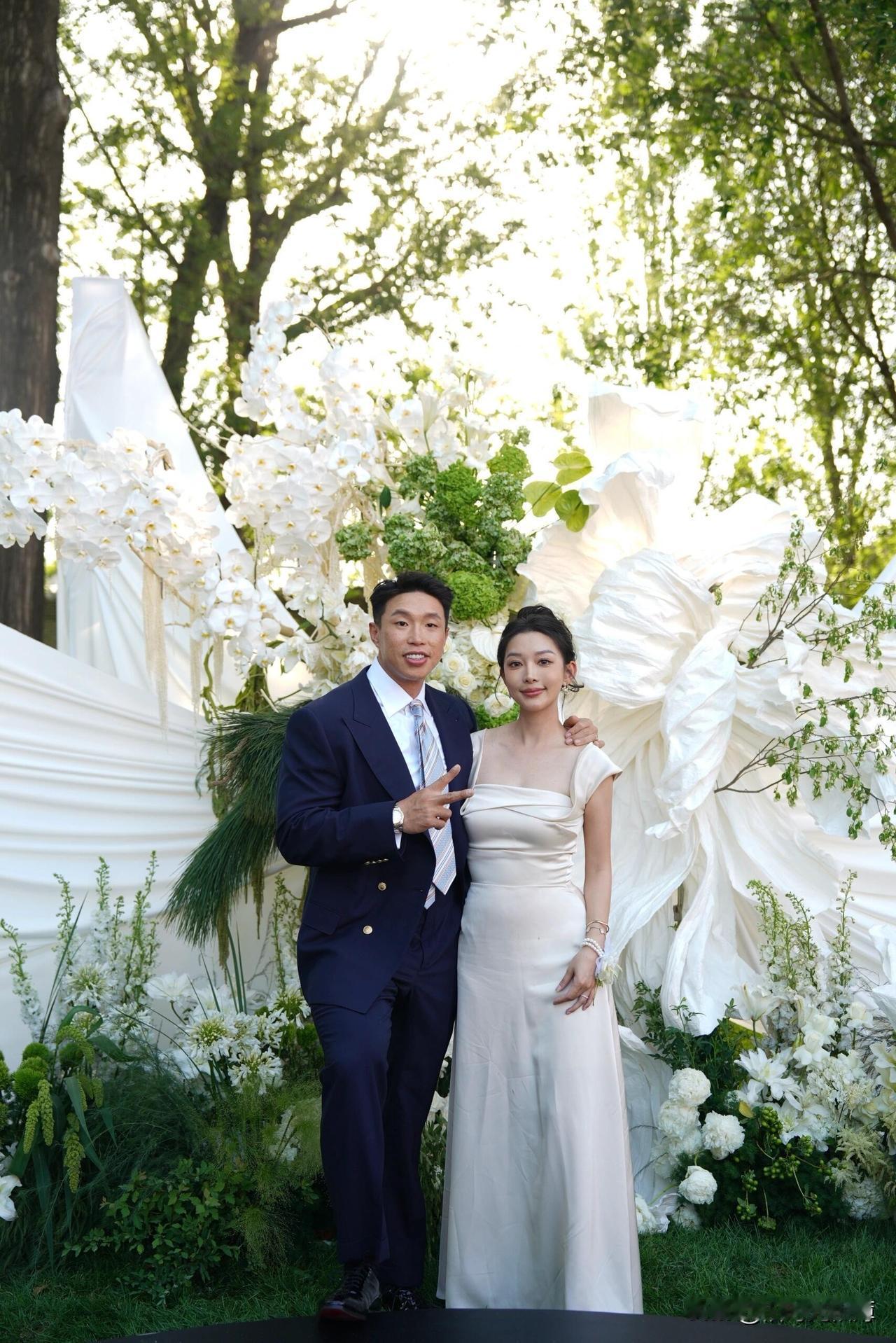吓一跳，以为烧饼又结婚了[捂脸哭][捂脸哭]烧饼的基因简直太强大了，即便嫂子美如孟子