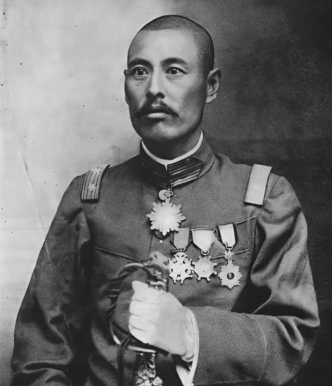 1927年，烈日炎炎，军阀吴佩孚败逃四川，半路突遭匪徒伏击。随行的秘书长张启煌当