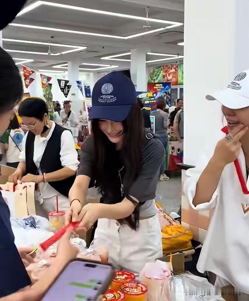 杨颖参加儿子学校活动，给大家派发奶茶，自己却喝低卡的柠檬水，难怪身材保持得那么好