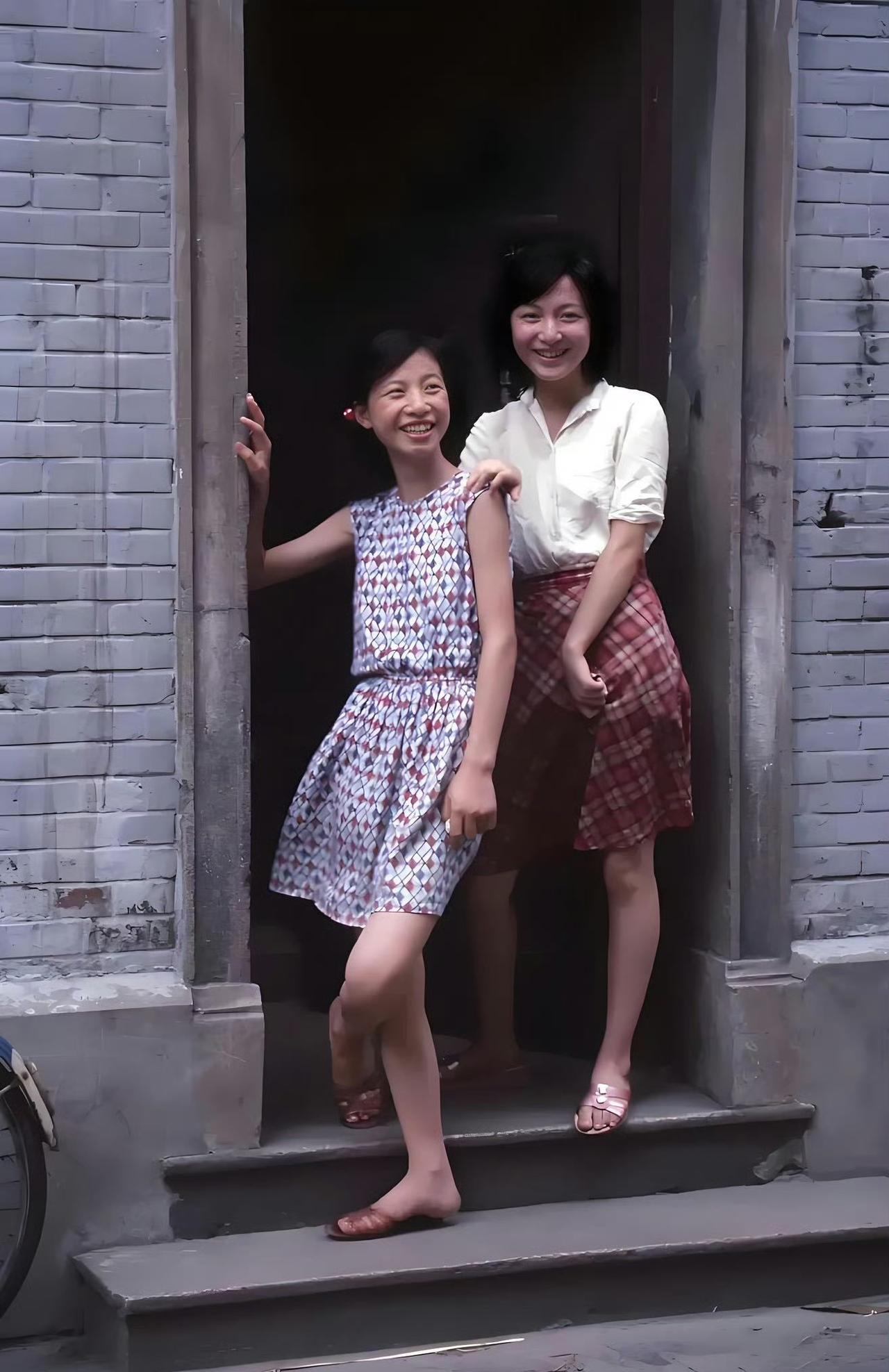 80年代初，北京胡同里的女孩