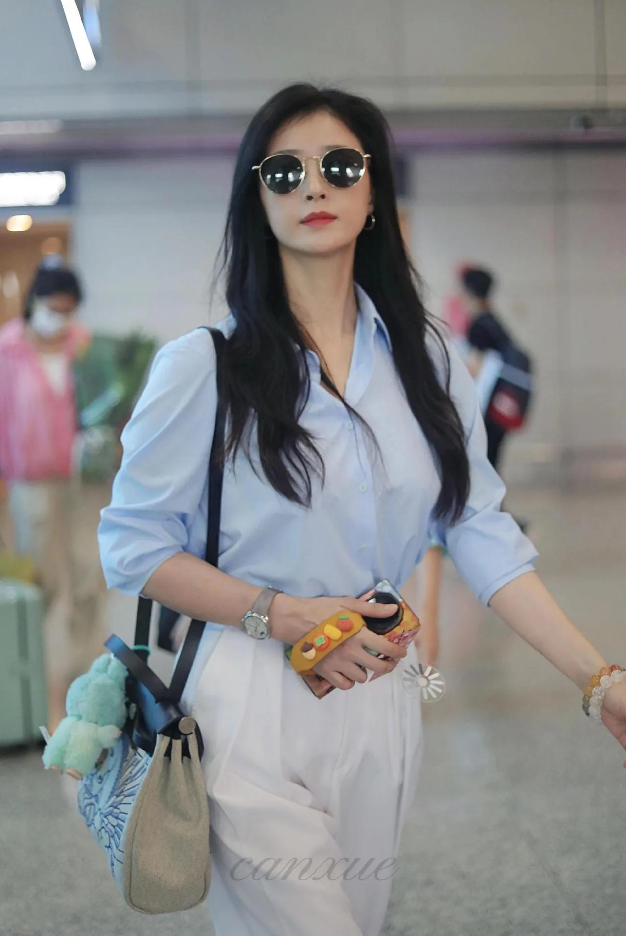 蒋欣这机场造型真的太绝了！💙babyblue衬衫+白色阔腿裤，清爽配色自带夏