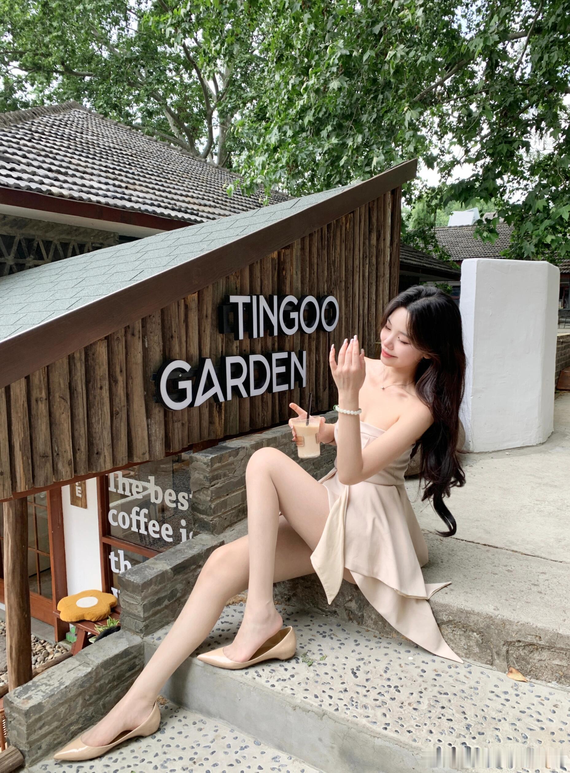 丝袜搭配浅口平底鞋，尽显足弓的曲线美~​​​