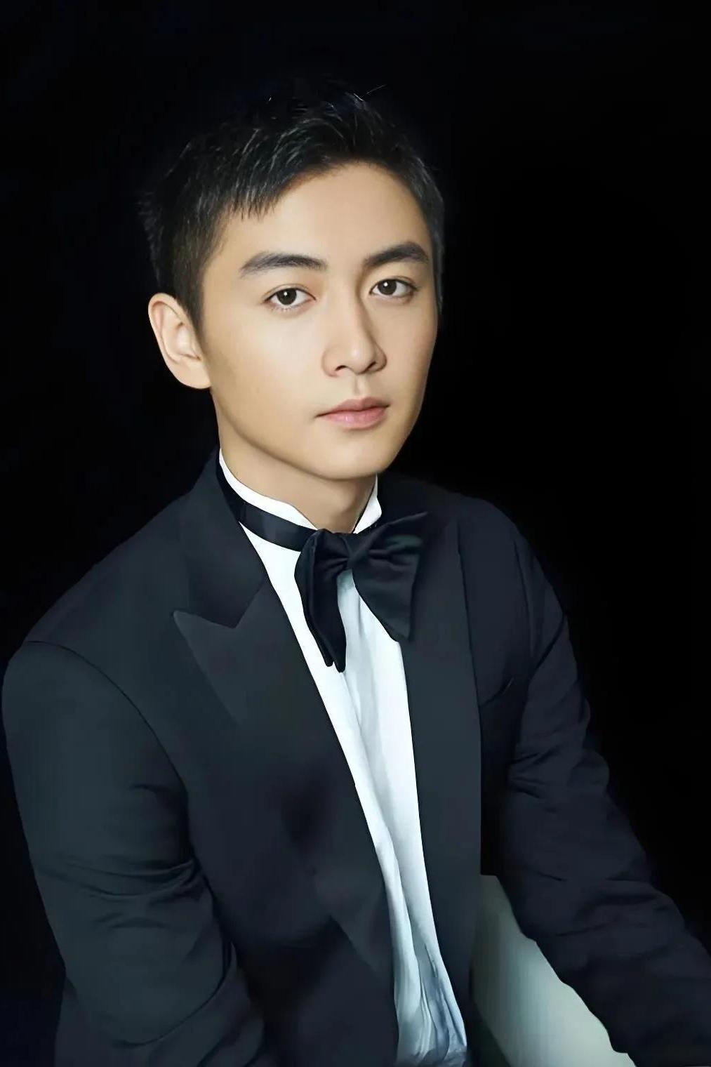 演员陈晓在采访中说：“我一放假在家，要不就看动漫，要么就看TVB，还有朋友可以一