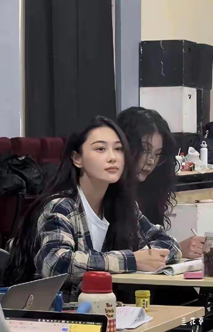 日常生活中的张馨予，清爽干练，简约大气，美美的。张馨予，中国内地女演员。