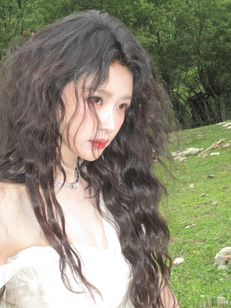 VOGUE出发图温柔仙气撞上不羁野性，孙怡的VOGUE出发造型格外出彩。一袭高
