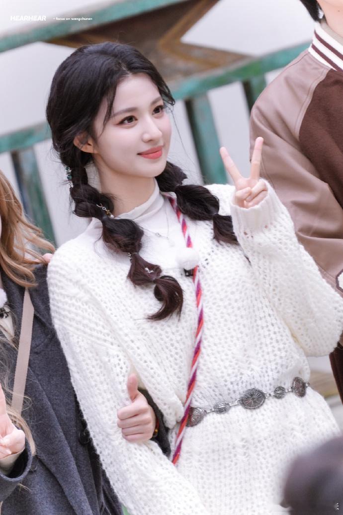 王楚然一出手就是神图王楚然《奔跑吧》藏袍封神！额饰亮眼搭蓝袍，清冷眼神超吸睛，