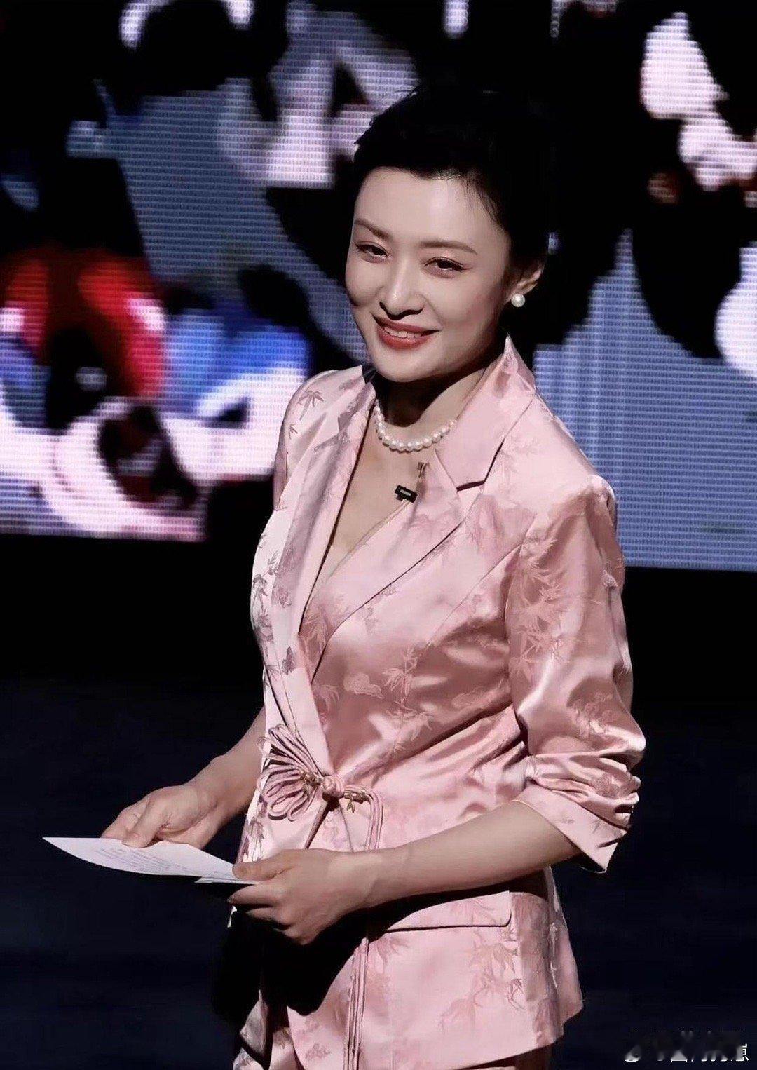 57岁周涛大胆换风格，粉色西装套装搭配利落盘发，造型亮眼超减龄，状态直接年轻20