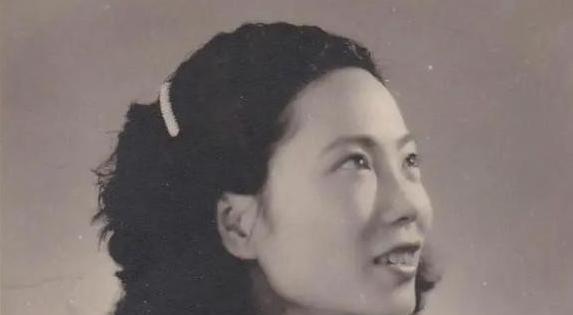 1986年夏天，一女两男到故宫游玩，那个女子突然说了一句很奇怪的话，“这大殿的气