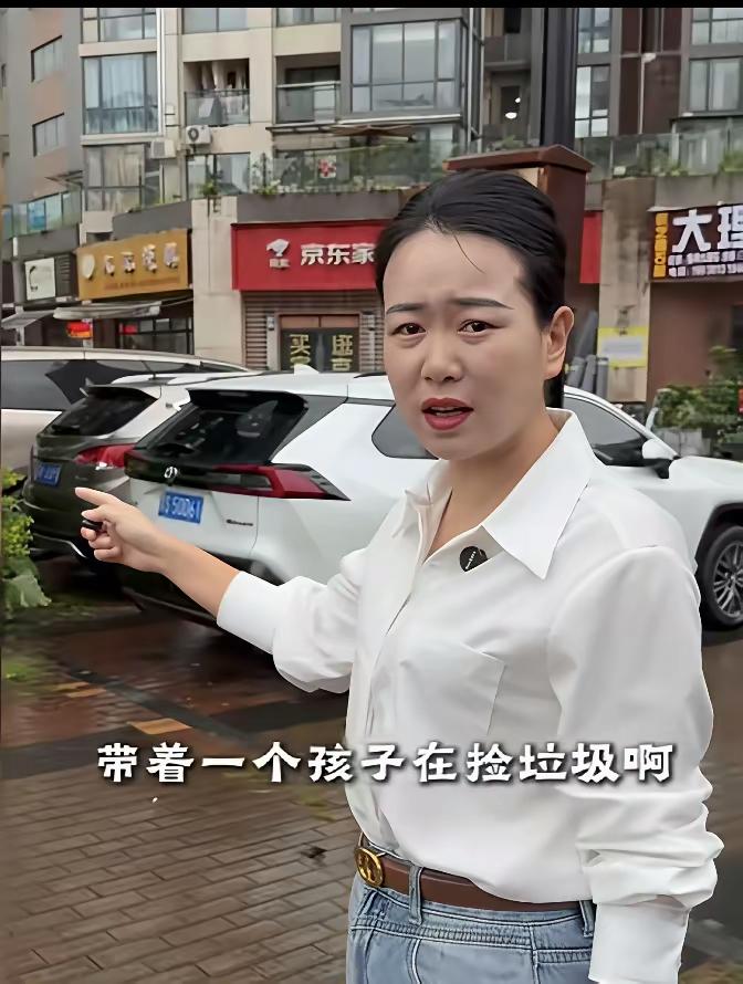 街头偶遇一个小姑娘，小小的年纪，手里紧紧攥着大大的塑料袋，每天跟着父亲在路边捡拾
