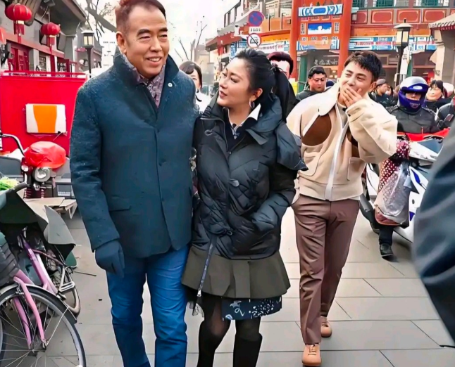 陈凯歌陈红街头同框穿得普通却甜到齁这才是爱情最该有的样子刷到陈凯歌和陈红逛老街