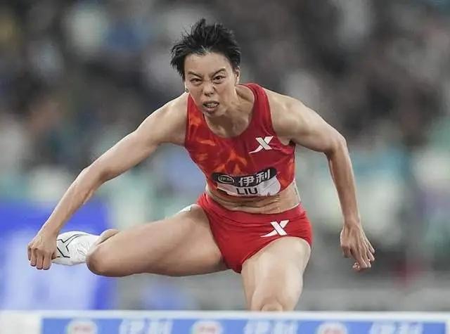 厦门钻石联赛赛后，吴艳妮、刘景扬同场成绩引发热议。吴艳妮跑出赛季最佳，刘景扬成