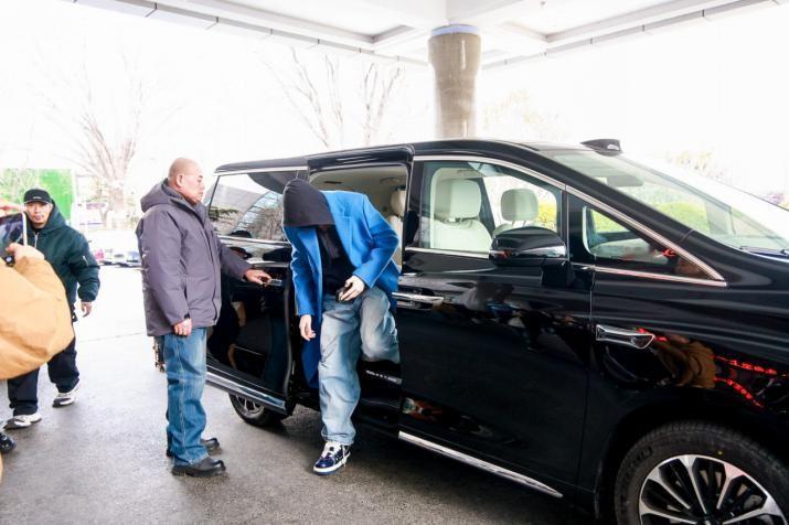 1月25日，央视春晚第二次联排现场星光汇聚，众多明星陆续亮相。毕雯珺、范丞丞、黄