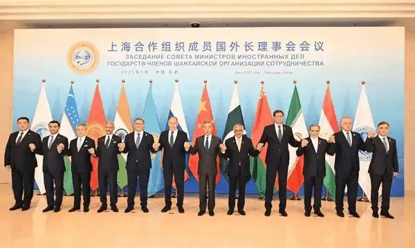 上合组织合影的站位变了，我国王部长还是妥妥C位，但他两侧已然发生转变，从俄、印变