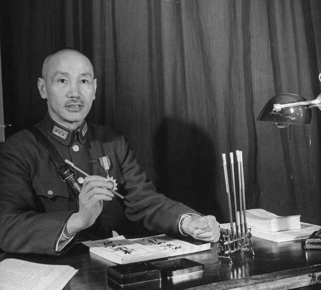 1949年12月，阎锡山等14人，乘坐的飞机，遇寒流无法上升，陈立夫劝阎锡山：“