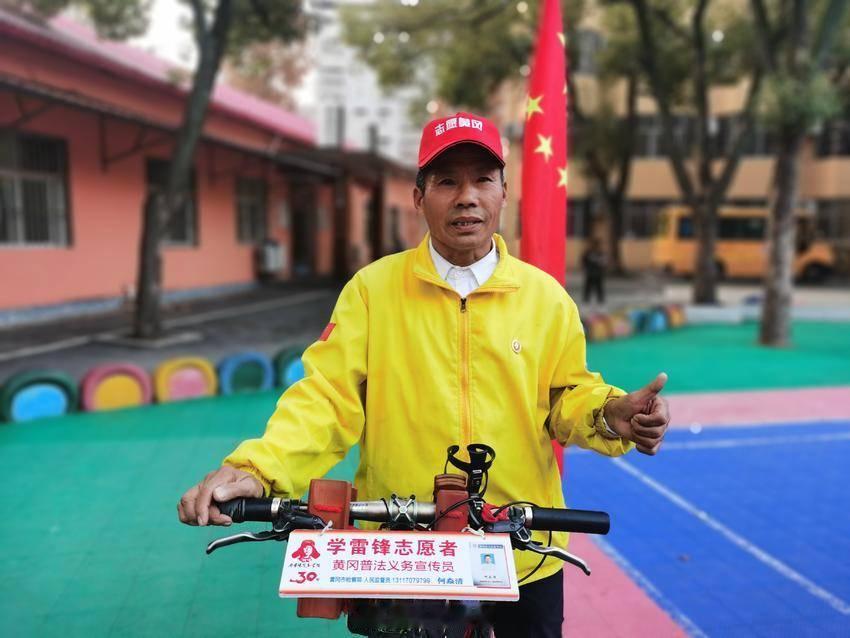 【三十年修车铺免费服务群众黄州何焱清践行雷锋精神】在黄州城区，修车师傅何焱清的