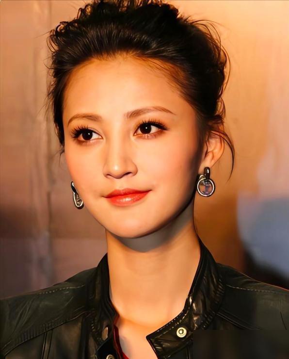 张歆艺的感情史从来不缺话题。早年和王志飞的七年恋情，当年争议不小。和