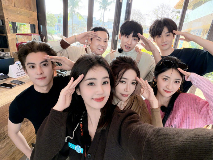 白鹿谢谢客栈谢谢可爱的你们白鹿发了亲爱的客栈合照白鹿发了亲爱的客栈合照~~白鹿