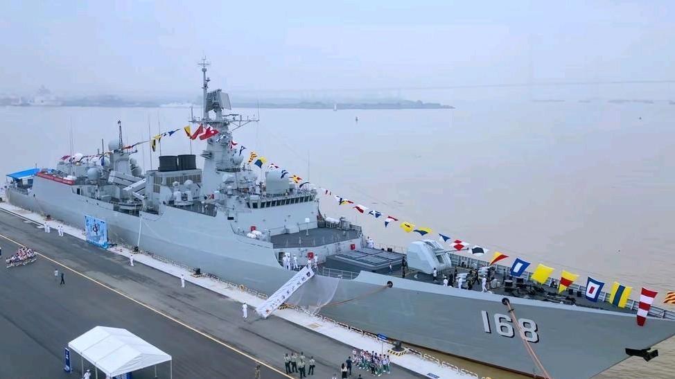 随着两艘052型驱逐舰即将退役，以后两艘052B型就会是052家族中的“老大”了