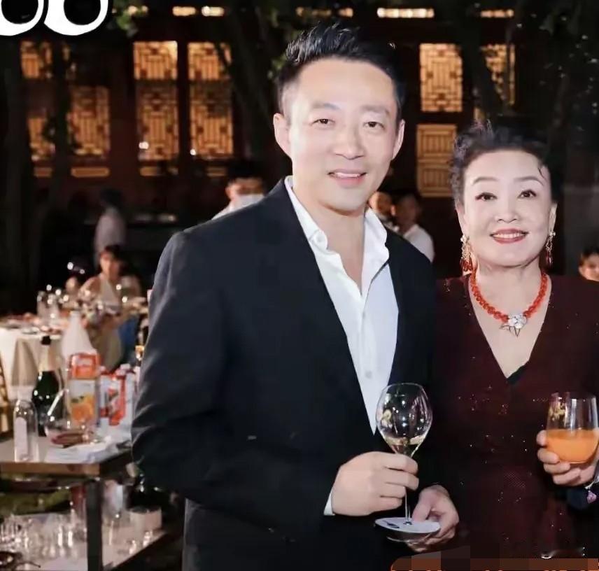 S对两任婆婆的态度截然不同！她跟汪小菲结婚时，张兰不仅送婚房，送米送珠宝，还办