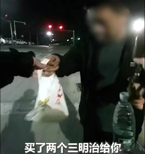 近日，广东东莞一民警夜间巡逻值勤时，路边一面色憔悴的男子向他求助:“同志您好，您