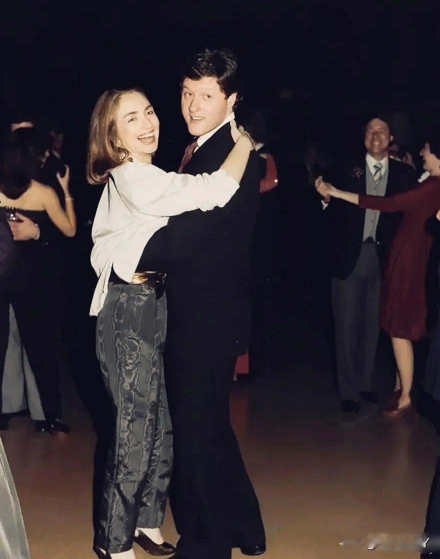 这是克林顿与他的妻子希拉里参加晚宴一同跳舞时的一张老照片，拍摄于一九八二年。彼时