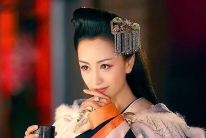 273年，晋武帝陪宠妃胡芳一起下棋，玩到即兴处，胡芳不小心抓伤了皇帝的手。晋武帝