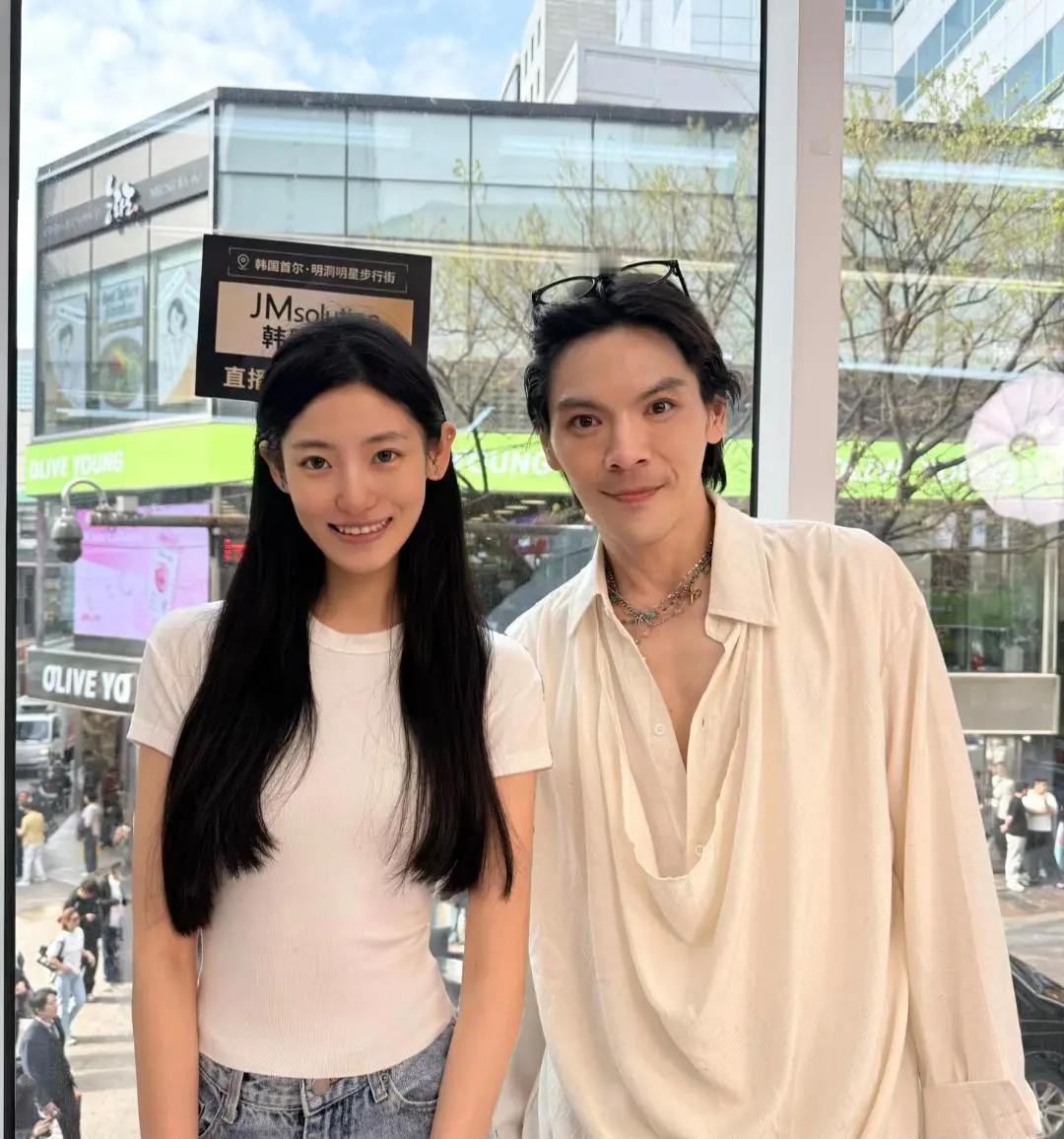 向佐现身韩国商场参加活动，他穿着一件白色衬衣，留着一头短发，身材又帅又瘦，粉丝都