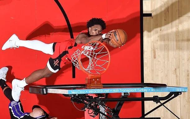 看比赛的时候就觉得火箭的篮板很厉害，特别是进攻篮板。刚看到一项数据，火箭这赛季的